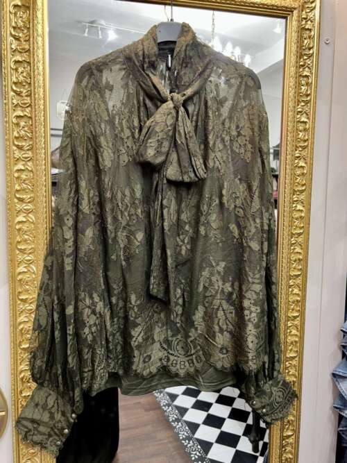 Camicia in pizzo con fiocco Verde Militare