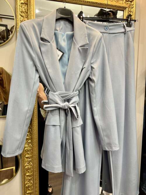 Tailleur con cintura Celeste