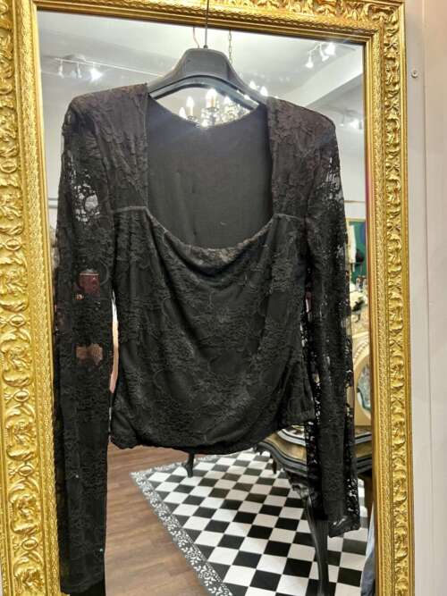 Maglia in Pizzo scollo Quadro Nera