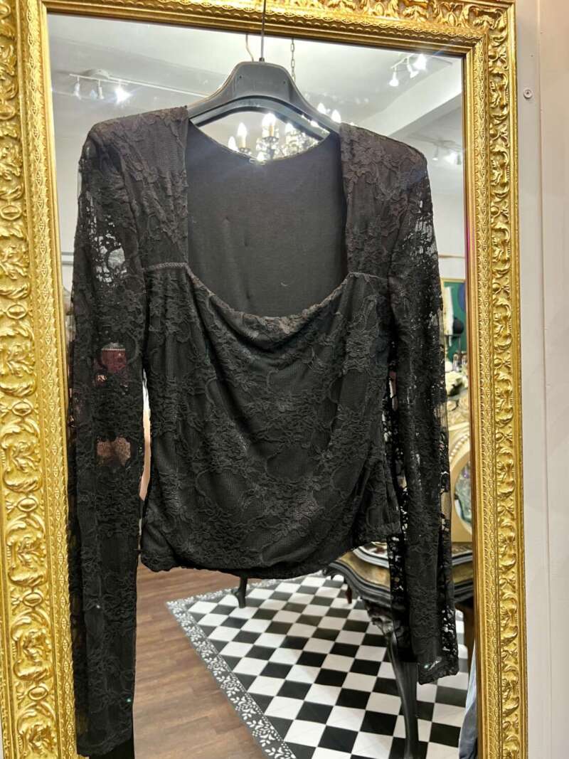 Maglia in Pizzo scollo Quadro Nera
