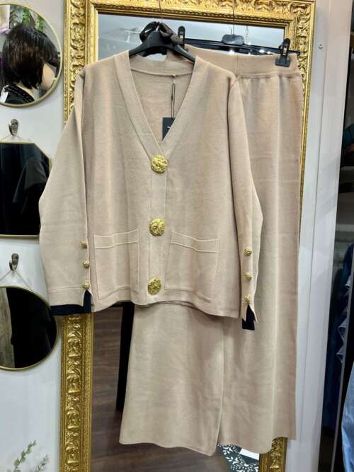 Coordinato in Maglia con Maxi Bottoni Camel