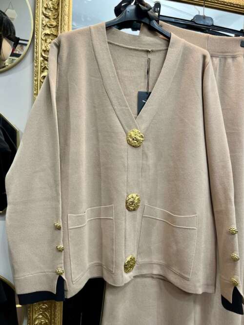 Alternative view of Coordinato in Maglia con Maxi Bottoni Camel