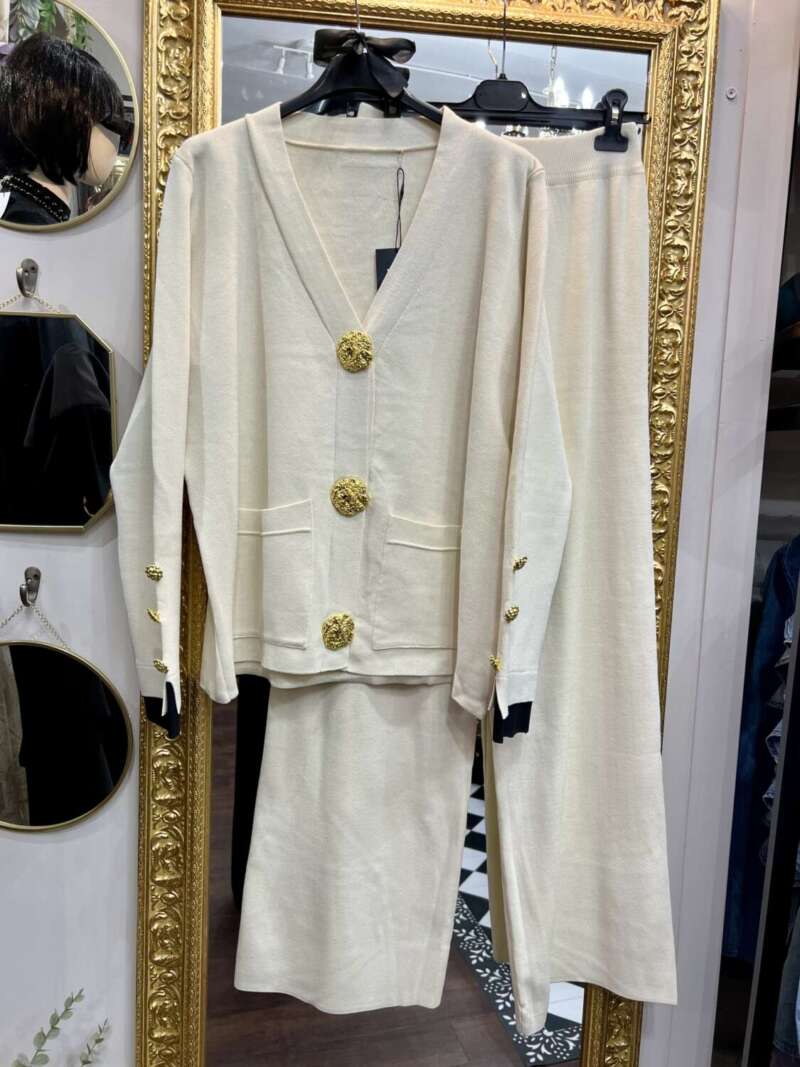 Coordinato in Maglia con Maxi Bottoni Burro