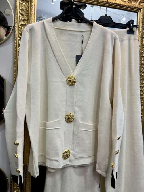 Alternative view of Coordinato in Maglia con Maxi Bottoni Burro